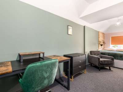 OX Living is proud to present this high-quality 5-bedroom co-living property, perfect for working professionals looking for stylish, stress-free living. image