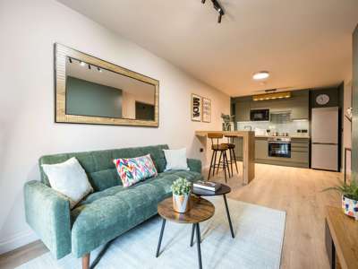 Charming garden one-bedroom flat with garden access - Bills included- Parking available image