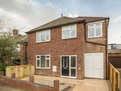 OX Living is proud to present this high-quality 9-bedroom co-living property, perfect for working professionals looking for stylish, stress-free living. image
