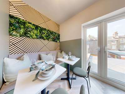Modern Ensuite Double Room in Tulse Hill SE27 image
