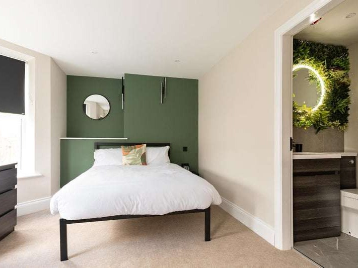 Fantastic central property with stunning en-suite rooms image