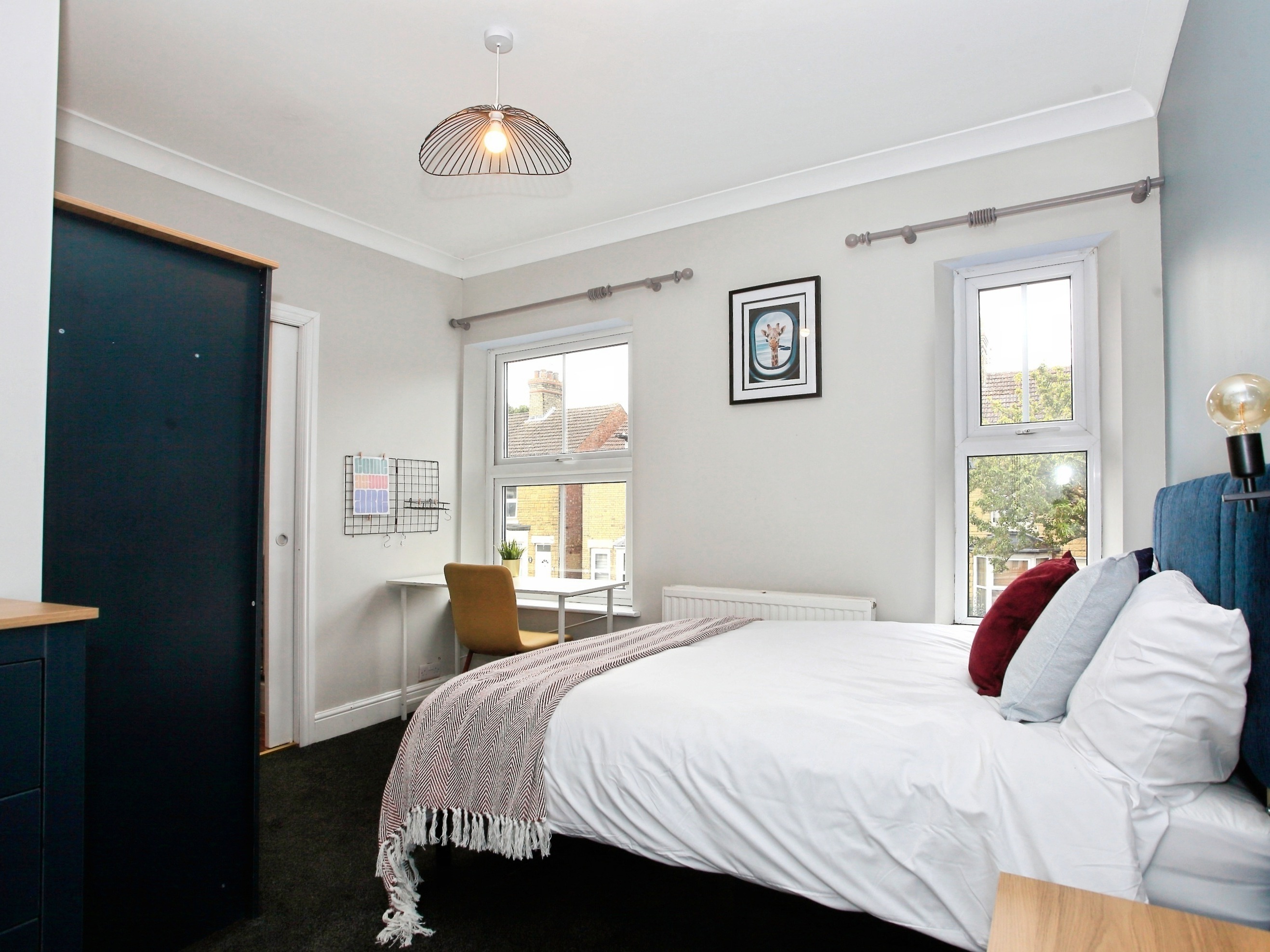 Modern Ensuite with Free Parking - ALL BILLS INC image