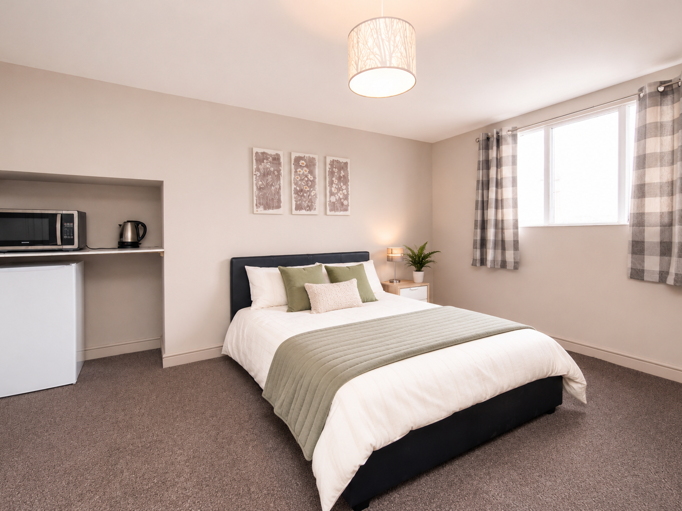 Large en-suite room in friendly, central house share image