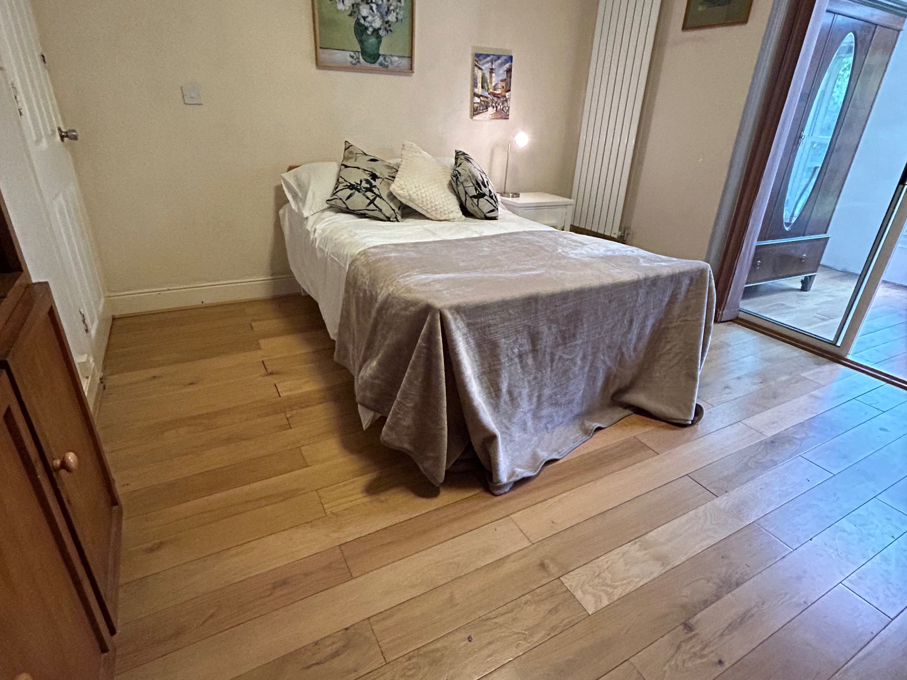 Room with Private Study/Dining room for Rent Fantastic Location image
