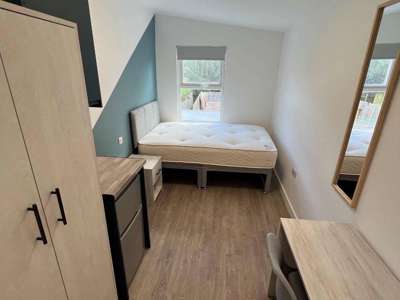 Stunning Room with Private En-Suite – Just 5 Minutes from Watford General Hospital! image