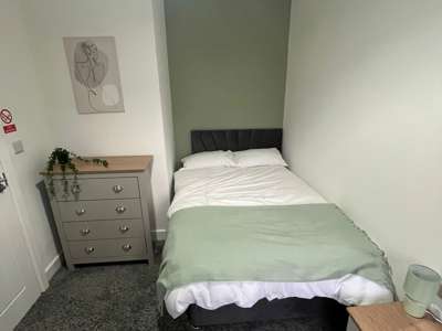 2 newly refurbished bedrooms available immediately for SINGLE OCCUPANCY in a well managed 4 bed Professional House Share image