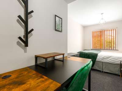 OX Living is proud to present this high-quality 5-bedroom co-living property, perfect for working professionals looking for stylish, stress-free living. image