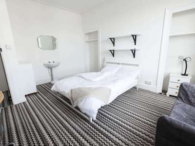 An Ideal House Share for Rent in Lipson, Plymouth image