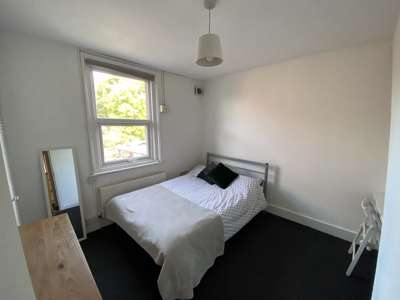 Homely 4-Bedroom Student House Near Laine Theatre Arts & UCA, Epsom image