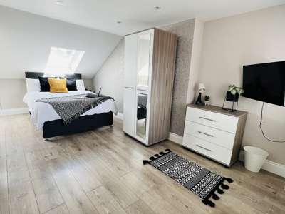 Centrally Located 6 Bedroom House Share - Grove Lane image