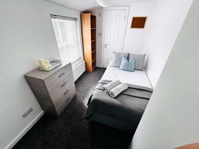 A Convenient House Share for Rent in Brighton image