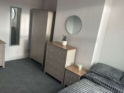 Recently renovated 4 large bedroom house share image