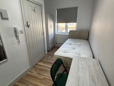 5 minutes walk to Watford General Hospital image