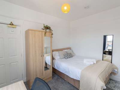 Fresh Rooms Steps To Ngh & Town Centre NN1 image