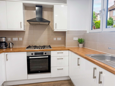 Welcome to this beautifully bright and spacious 3-bedroom duplex apartment.  image