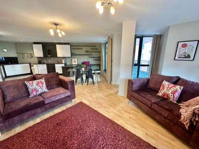 Modern, Spacious 2-bed Apartment in heart of Manchester City image
