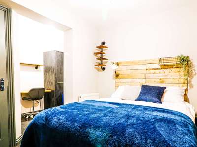 OX Living is proud to present this high-quality 7-bedroom co-living property, perfect for working professionals looking for stylish, stress-free living. image