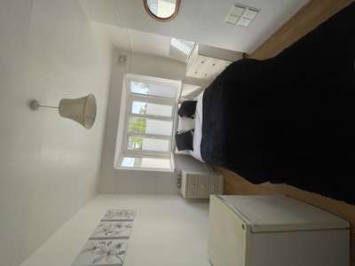 Newly Refurbished Double Room **Great Local Amenities** image
