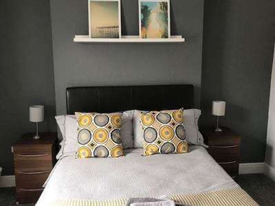 6 Bedroom all En-suite Shared House on the outskirts of the Town Centre image