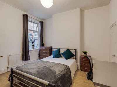 5 Bedroom House Close To Popular West End of Leicester  image