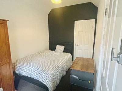 🏡 5-Bed Professional House Share | On-Street Parking | Barnsley image