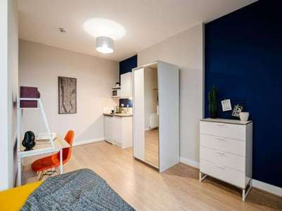 En Suite | 2 Mins to Victoria Station 🚂 image