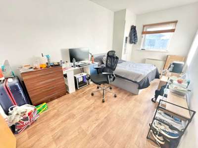 3 Bedroom Flat Share image