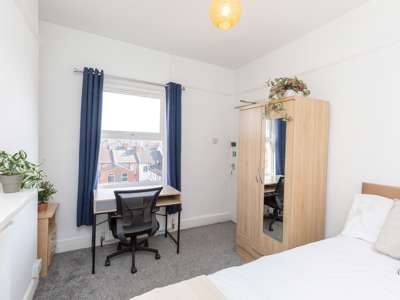 Fresh Rooms Steps To Ngh & Town Centre NN1 image