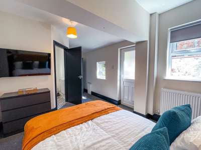 🌟 Ideal Location on Chantry Lane, Grimsby 🌟 image