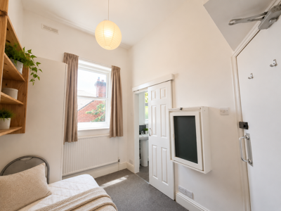 En-suite rooms in quiet, homely shared house image