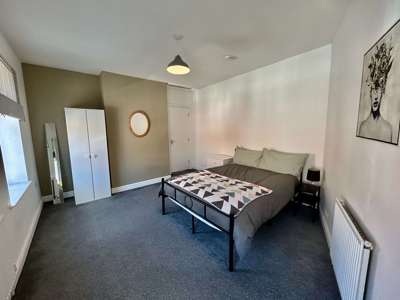 LARGE DOUBLE ROOM IN MODERN HOUSE SHARE  image
