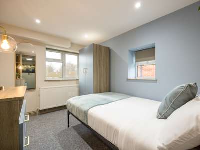 OX Living is proud to present this high-quality 7-bedroom co-living property, perfect for working professionals looking for stylish, stress-free living. image