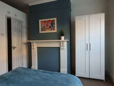 ⭐ 4.8★ Google Reviews • 🚶 5 mins to Town • 💡 Bills Included🏡 Quiet Professional House Share • 💷 No Deposit Option • image