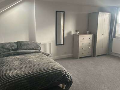 Recently renovated 4 large bedroom house share image