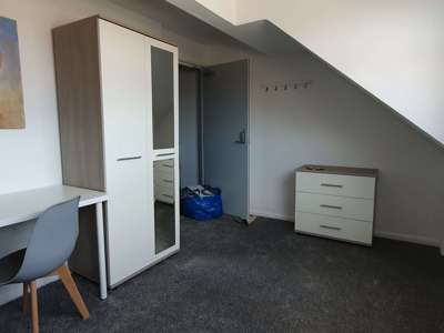 Mature house share image