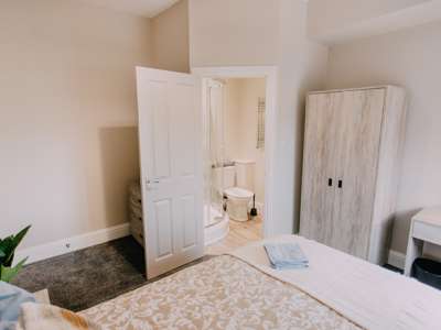Recently Refurbished Stylish House Share - City Centre image
