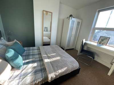 ✨This Charming Property Benefits From Beautiful High Ceilings And Large Windows Allowing Light To Flood In. Its Also Situated On One Of High Wycombe's Main Transport Links ✨ image