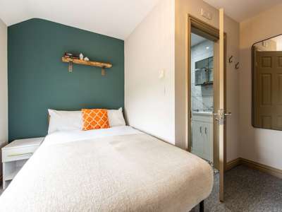 OX Living is proud to present this high-quality co-living property, perfect for working professionals looking for stylish, stress-free living. image