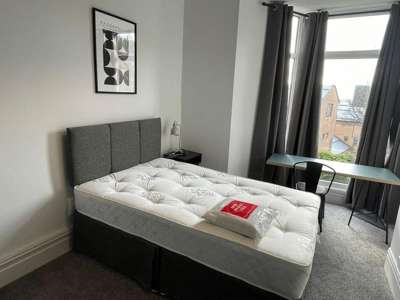 Stylish Ensuite Room| Bills Inc | Central Location image