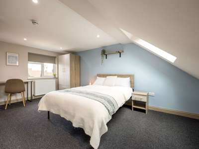OX Living is proud to present this high-quality 9-bedroom co-living property, perfect for working professionals looking for stylish, stress-free living. image