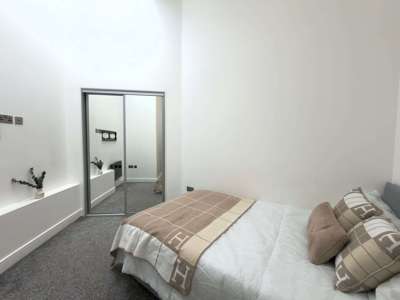 Double Room with Private Bathroom in Modern 3-Bed Flat Share – Bills Included image