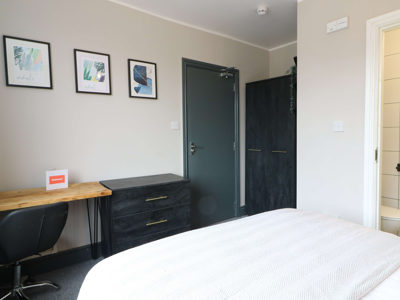 OX Living is proud to present this high-quality 7-bedroom co-living property, perfect for working professionals looking for stylish, stress-free living. image