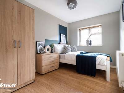 8 Bedroom house 5 with ensuite 3 rooms share 1 bathroom image