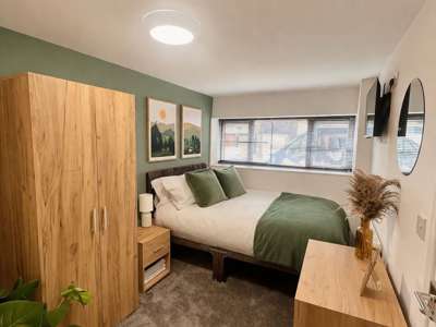 Newly Refurbish all En Suite HMO image