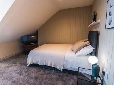 Beautiful HMO close to city centre and dockyard  image