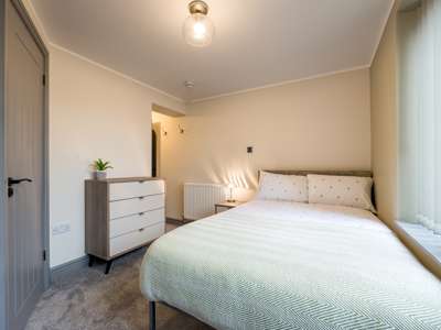 OX Living is proud to present this high-quality 7-bedroom co-living property, perfect for working professionals looking for stylish, stress-free living. image