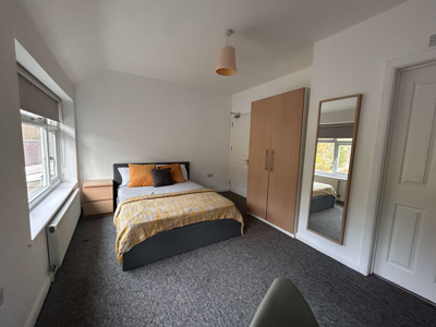 🎯Fantastic House Share Situated Within Walking Distance To The Town Centre Or To Cressex Business Park🎯 image