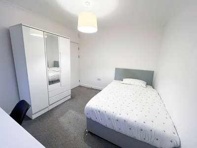 Charnwood Avenue image