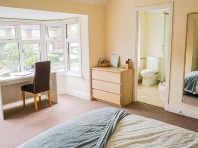 🎯Fantastic House Share Situated Within Walking Distance To The Town Centre Or To Cressex Business Park🎯 image