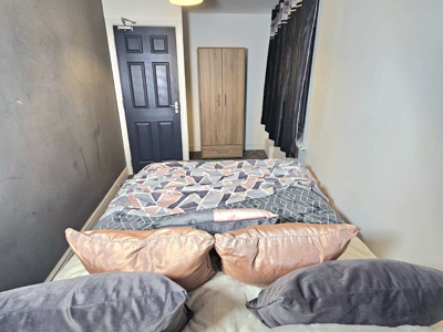🏡 5-Bed House Share | 2 Kitchens | Garden | Barnsley image